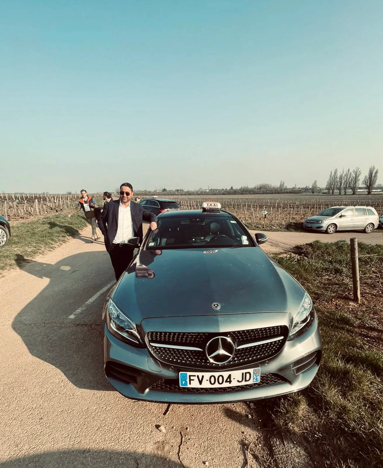 Chauffeur Taxi Ab21 et sa berline dans les vignes de Bourgogne
